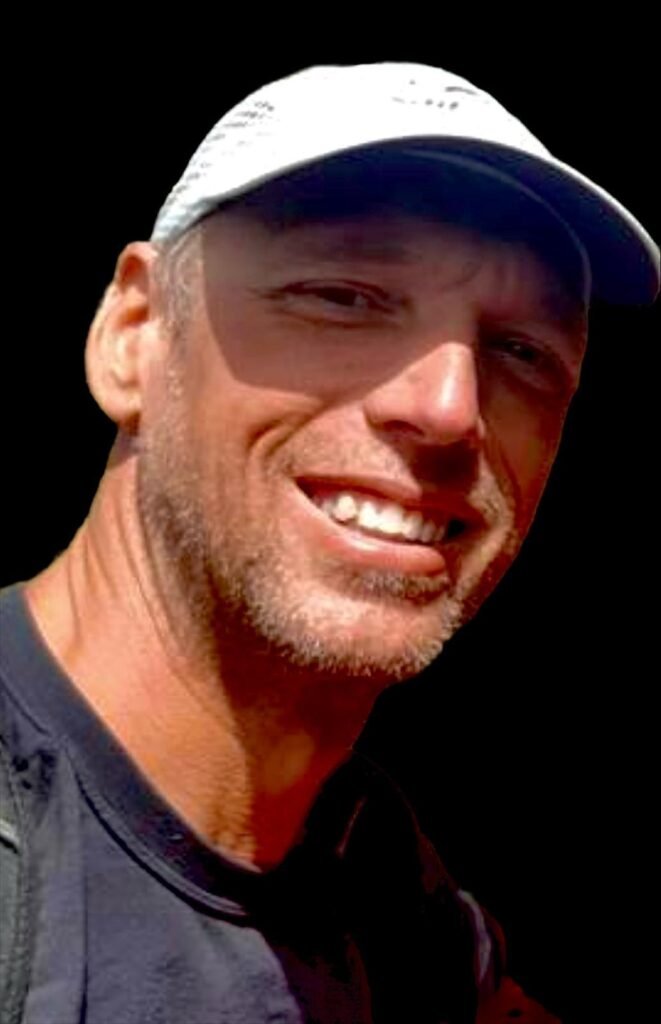 Coach sonriendo